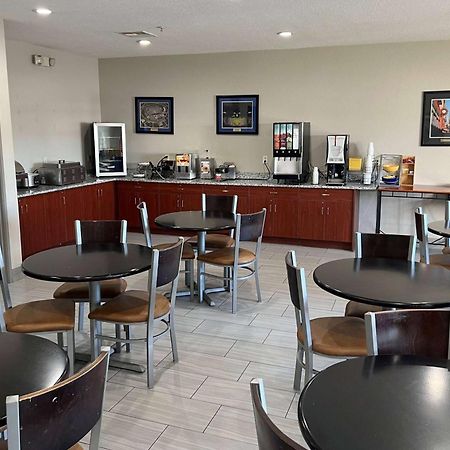 Days Inn By Wyndham Near Kansas Speedway Kansas City Bagian luar foto