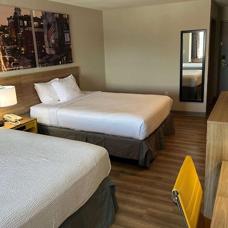 Days Inn By Wyndham Near Kansas Speedway Kansas City Bagian luar foto