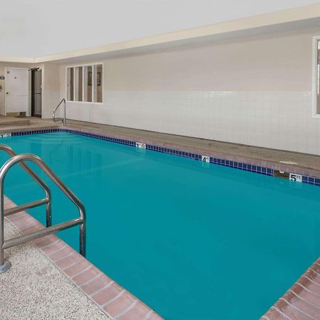 Days Inn By Wyndham Near Kansas Speedway Kansas City Bagian luar foto