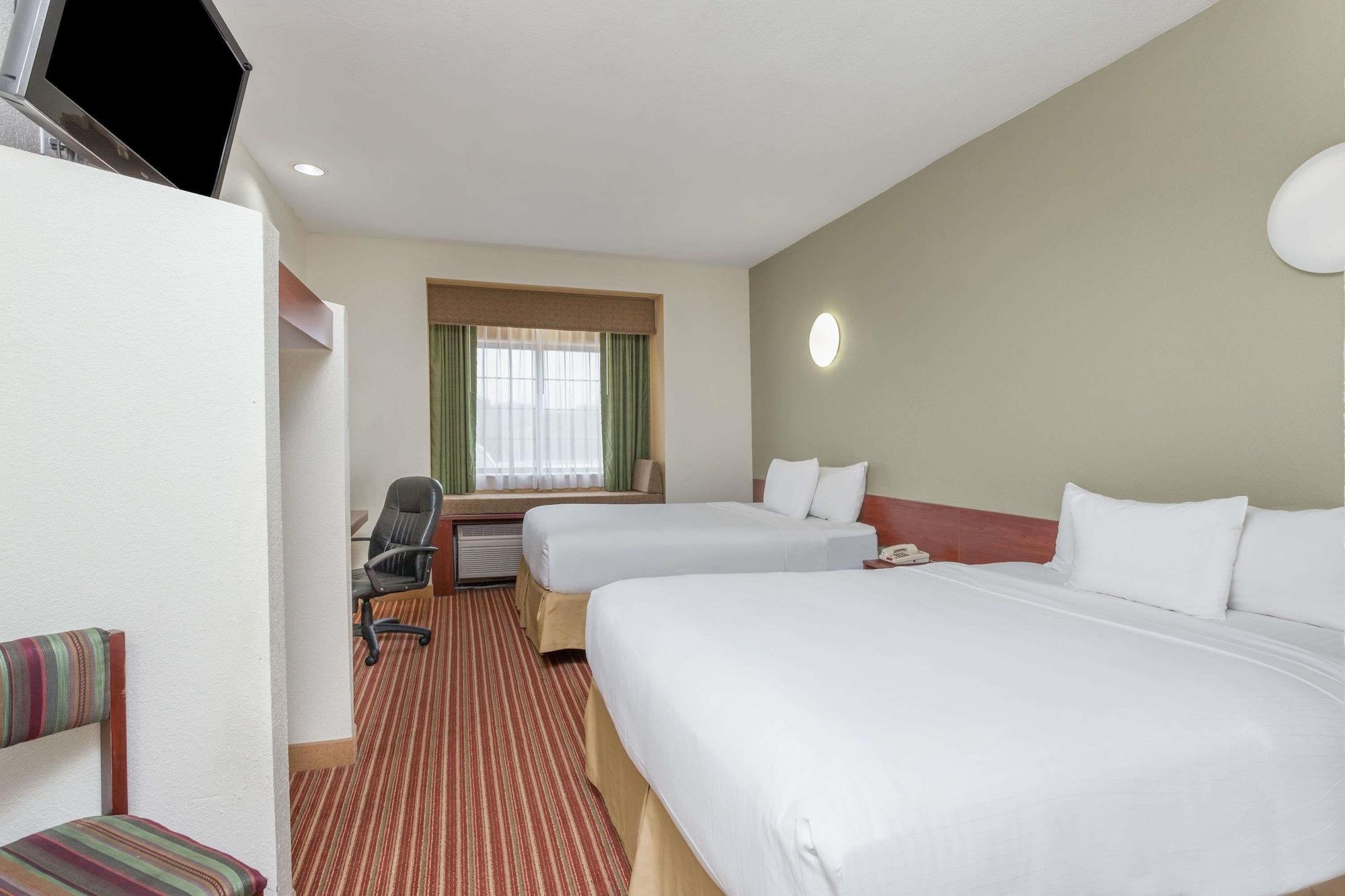 Days Inn By Wyndham Near Kansas Speedway Kansas City Bagian luar foto