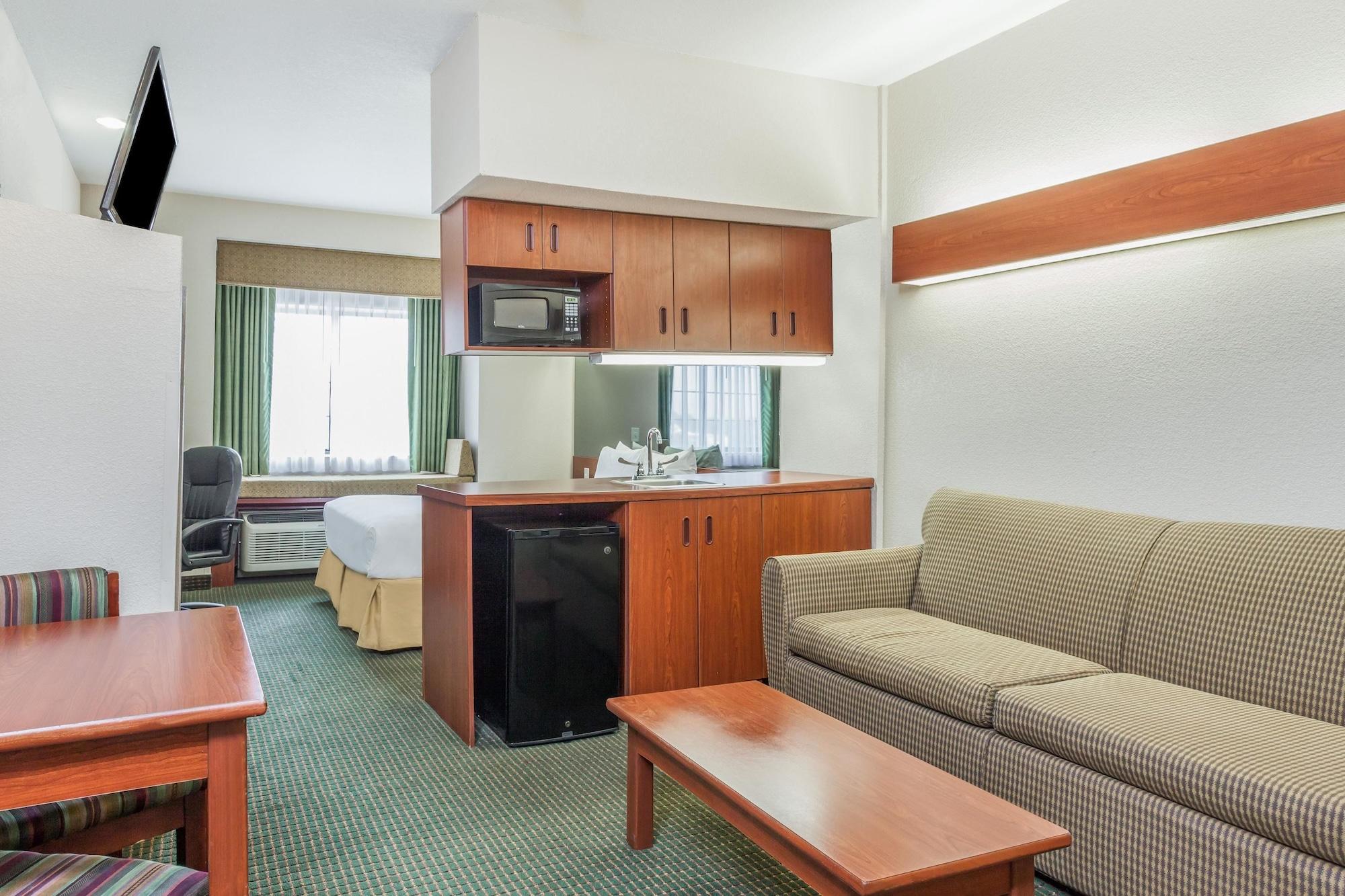 Days Inn By Wyndham Near Kansas Speedway Kansas City Bagian luar foto