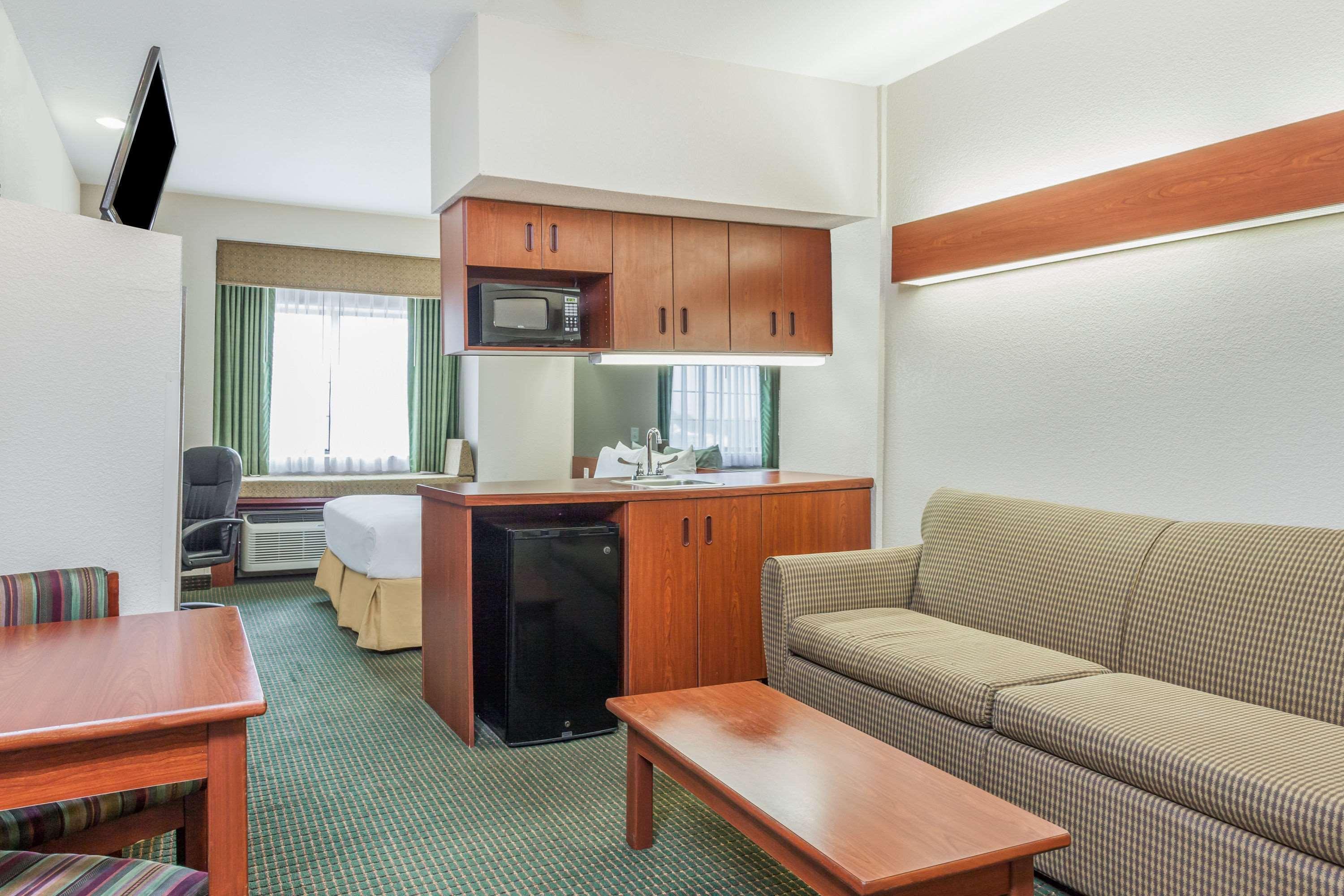 Days Inn By Wyndham Near Kansas Speedway Kansas City Bagian luar foto
