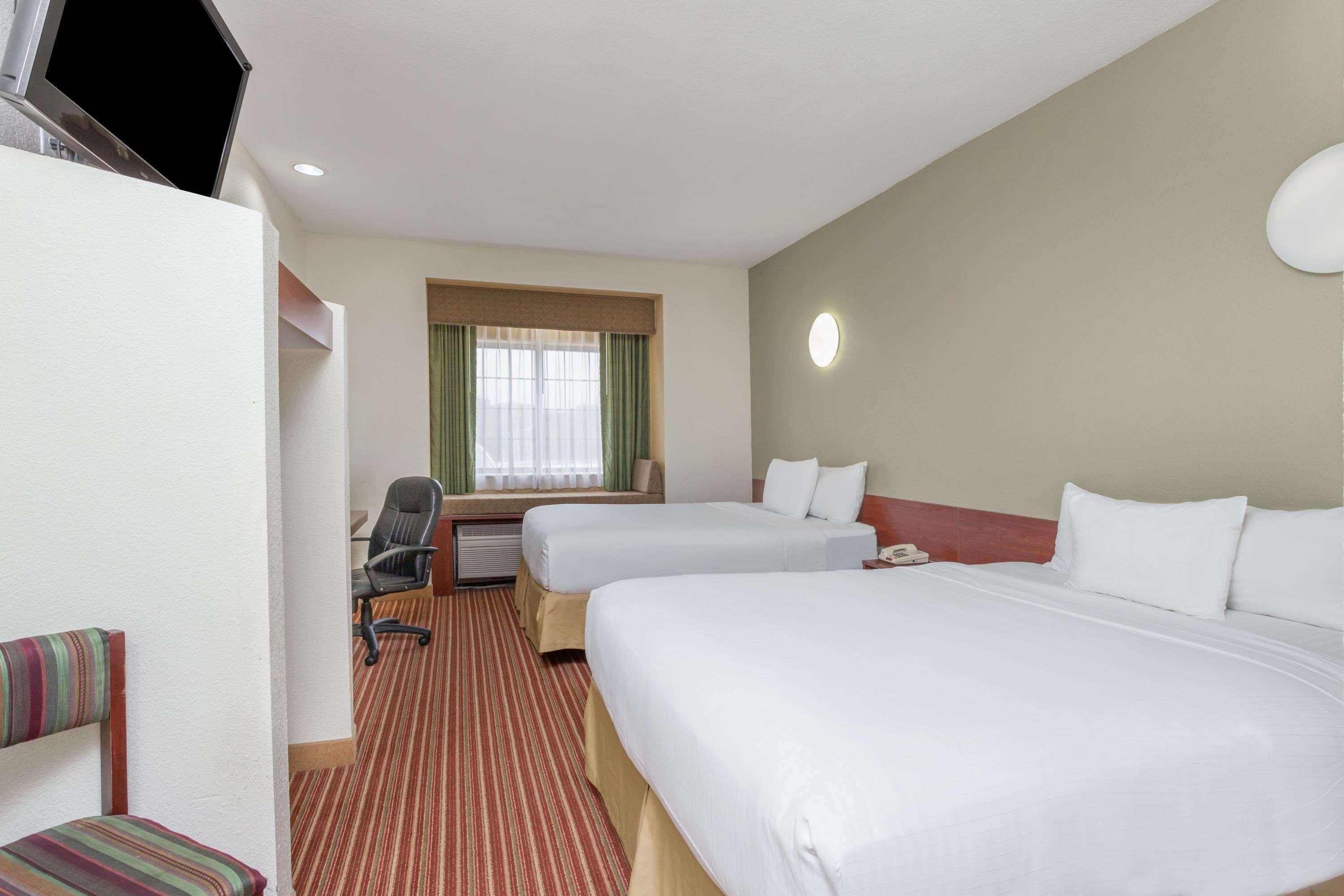 Days Inn By Wyndham Near Kansas Speedway Kansas City Bagian luar foto