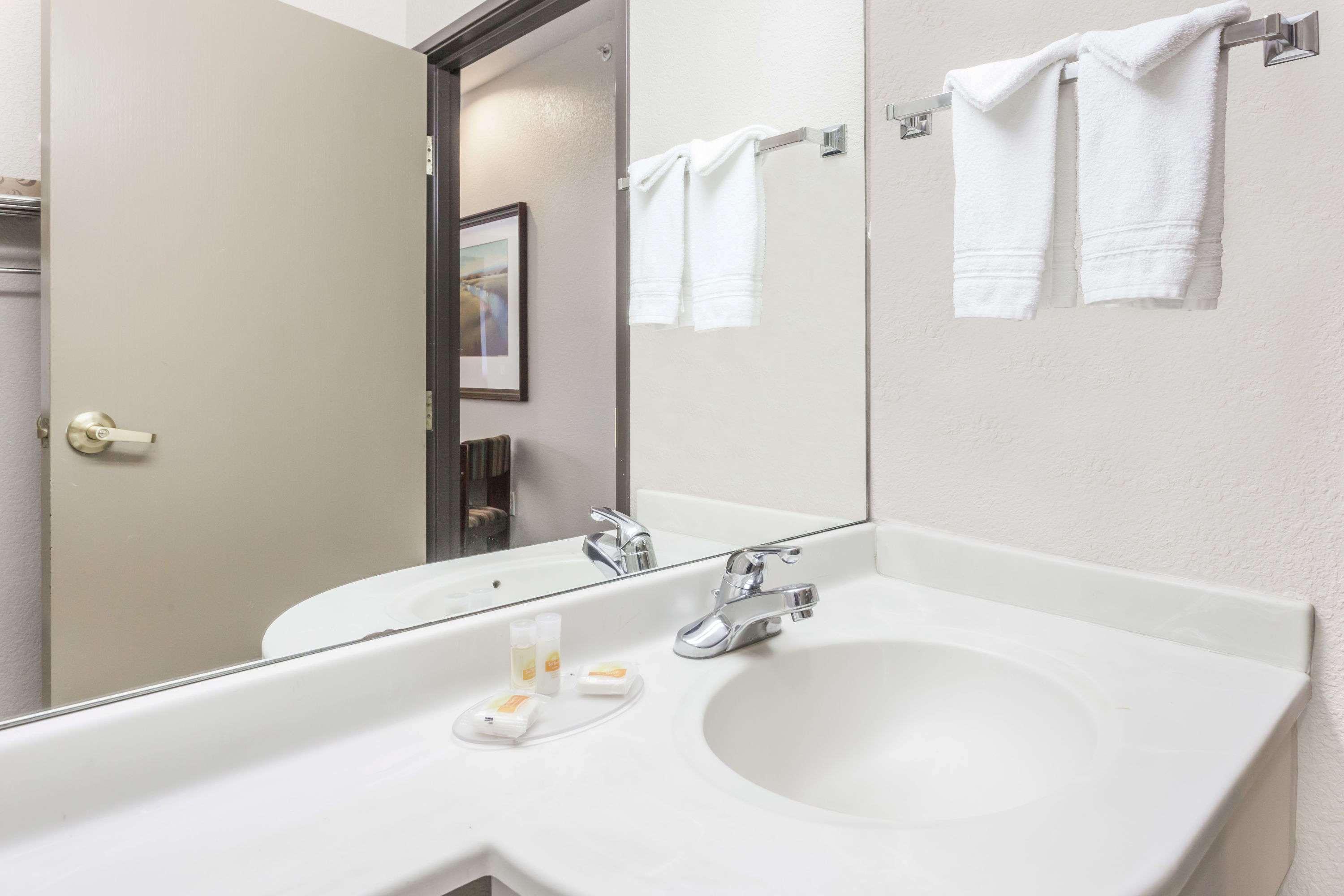 Days Inn By Wyndham Near Kansas Speedway Kansas City Bagian luar foto