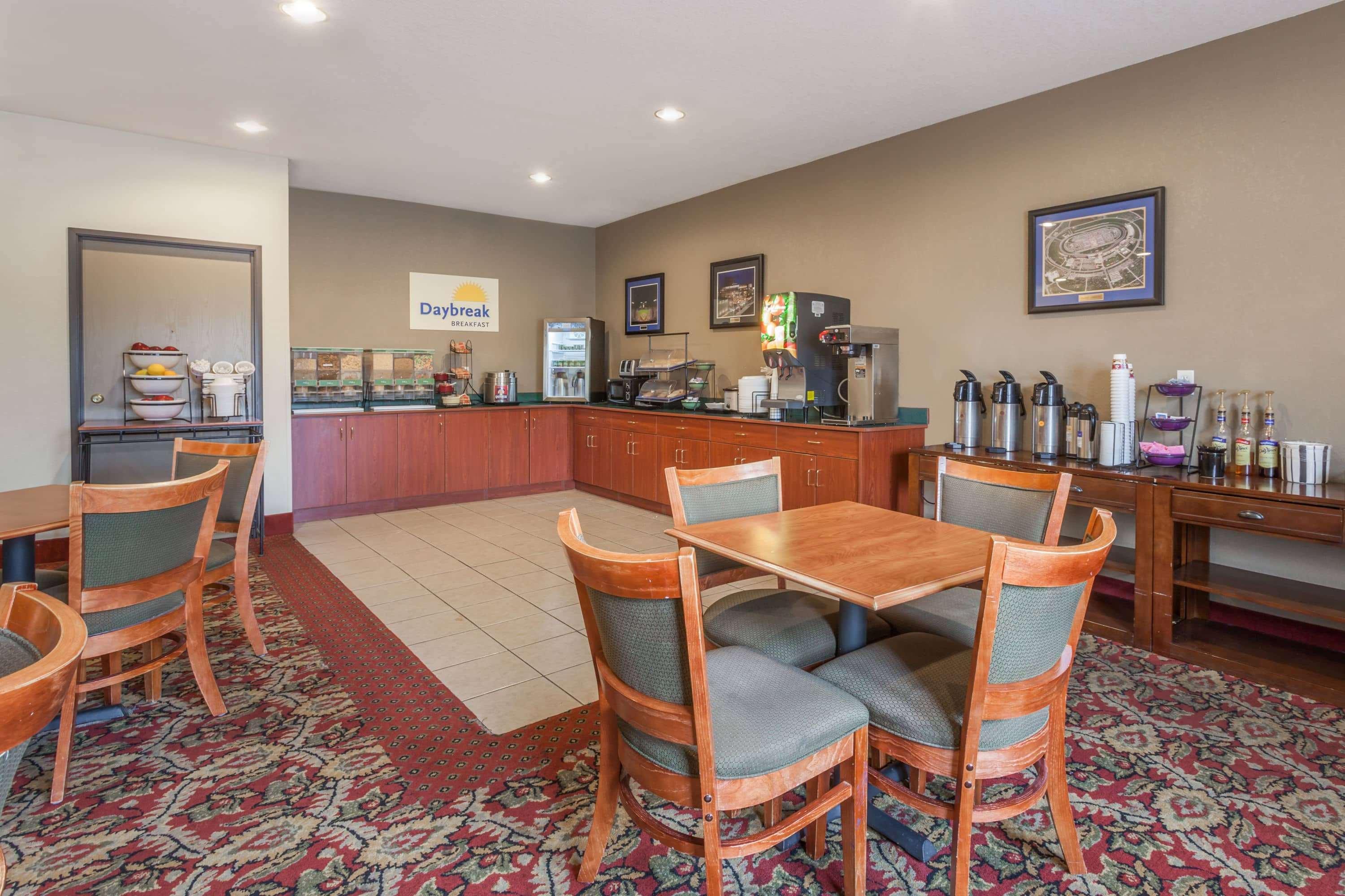 Days Inn By Wyndham Near Kansas Speedway Kansas City Bagian luar foto