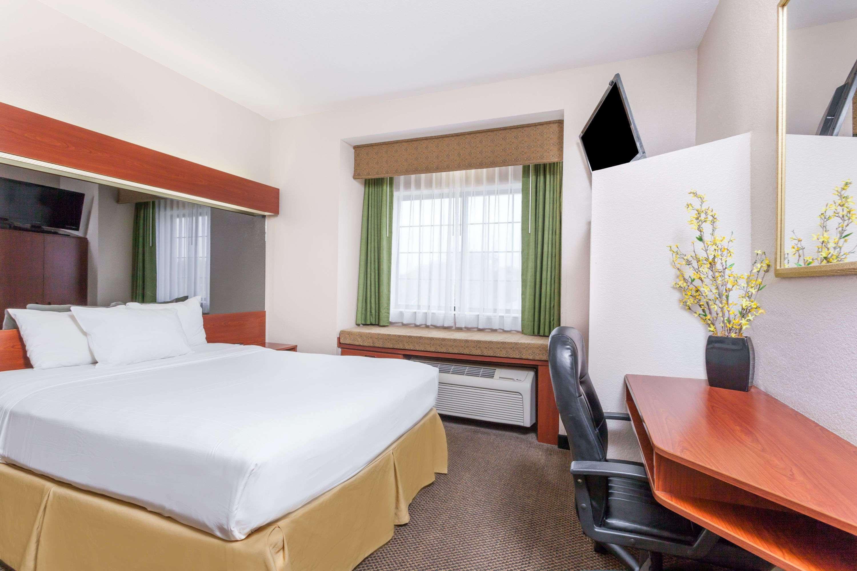Days Inn By Wyndham Near Kansas Speedway Kansas City Bagian luar foto
