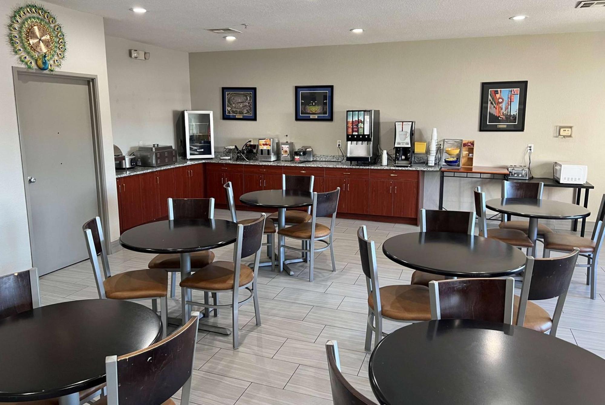 Days Inn By Wyndham Near Kansas Speedway Kansas City Bagian luar foto