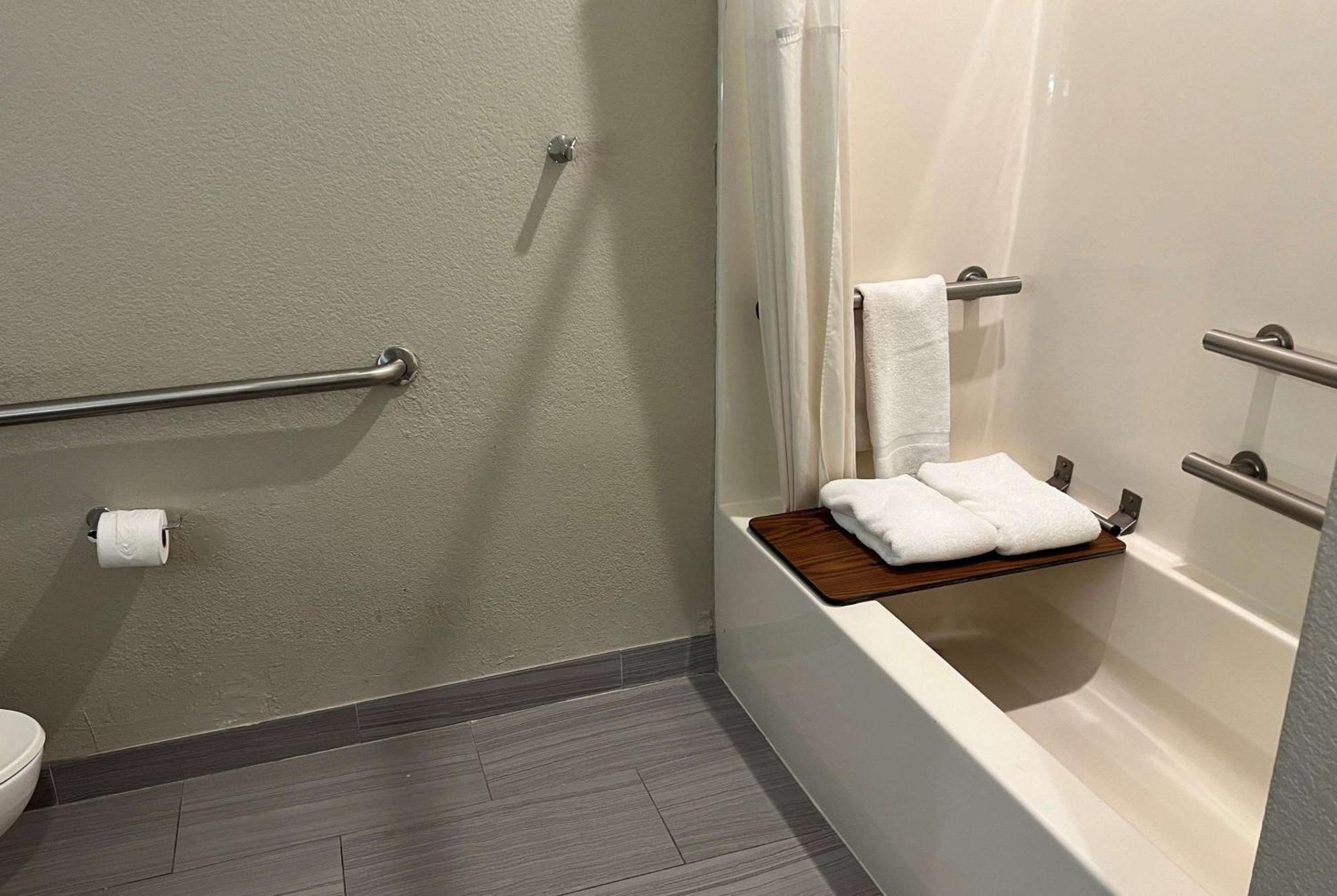 Days Inn By Wyndham Near Kansas Speedway Kansas City Bagian luar foto