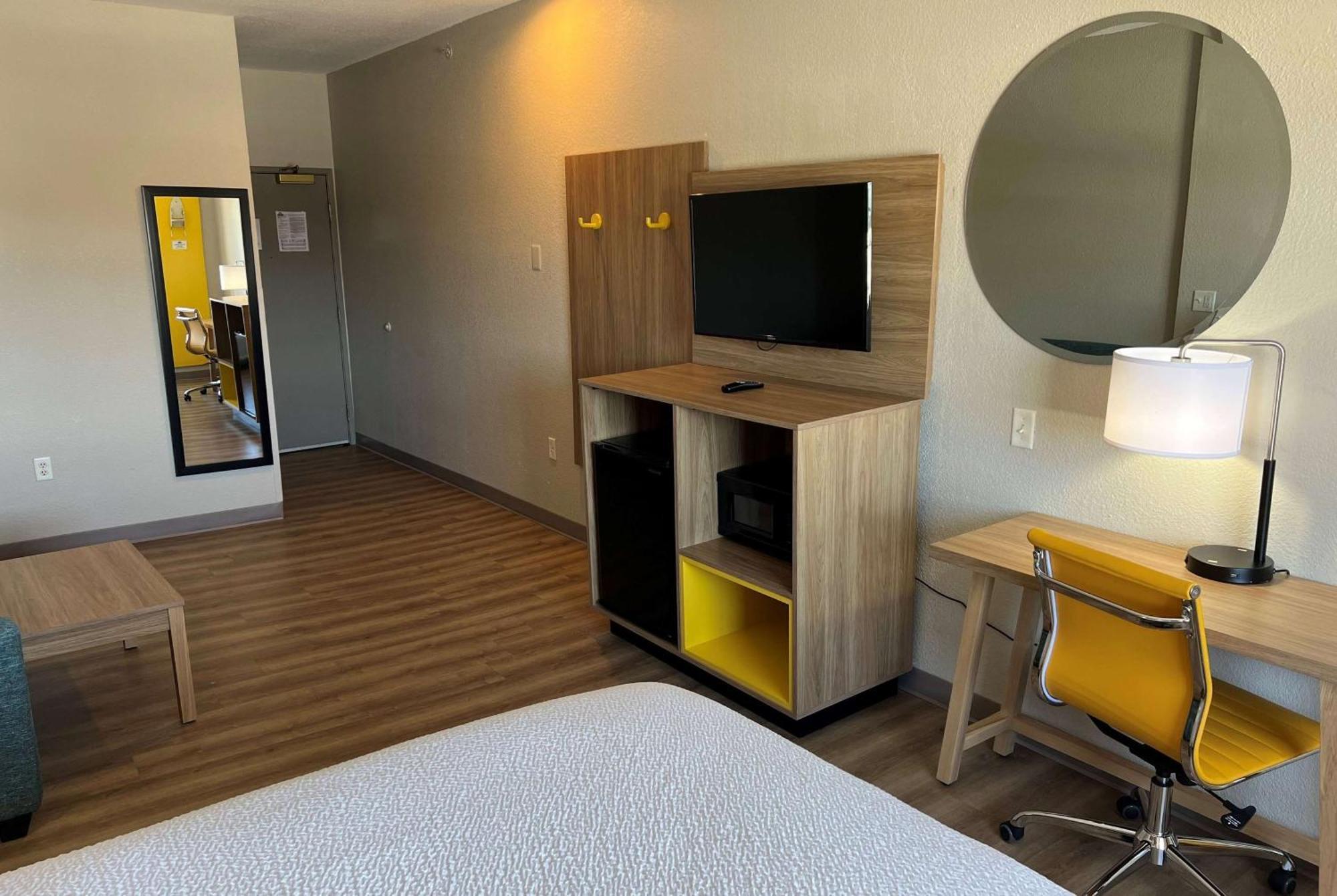 Days Inn By Wyndham Near Kansas Speedway Kansas City Bagian luar foto