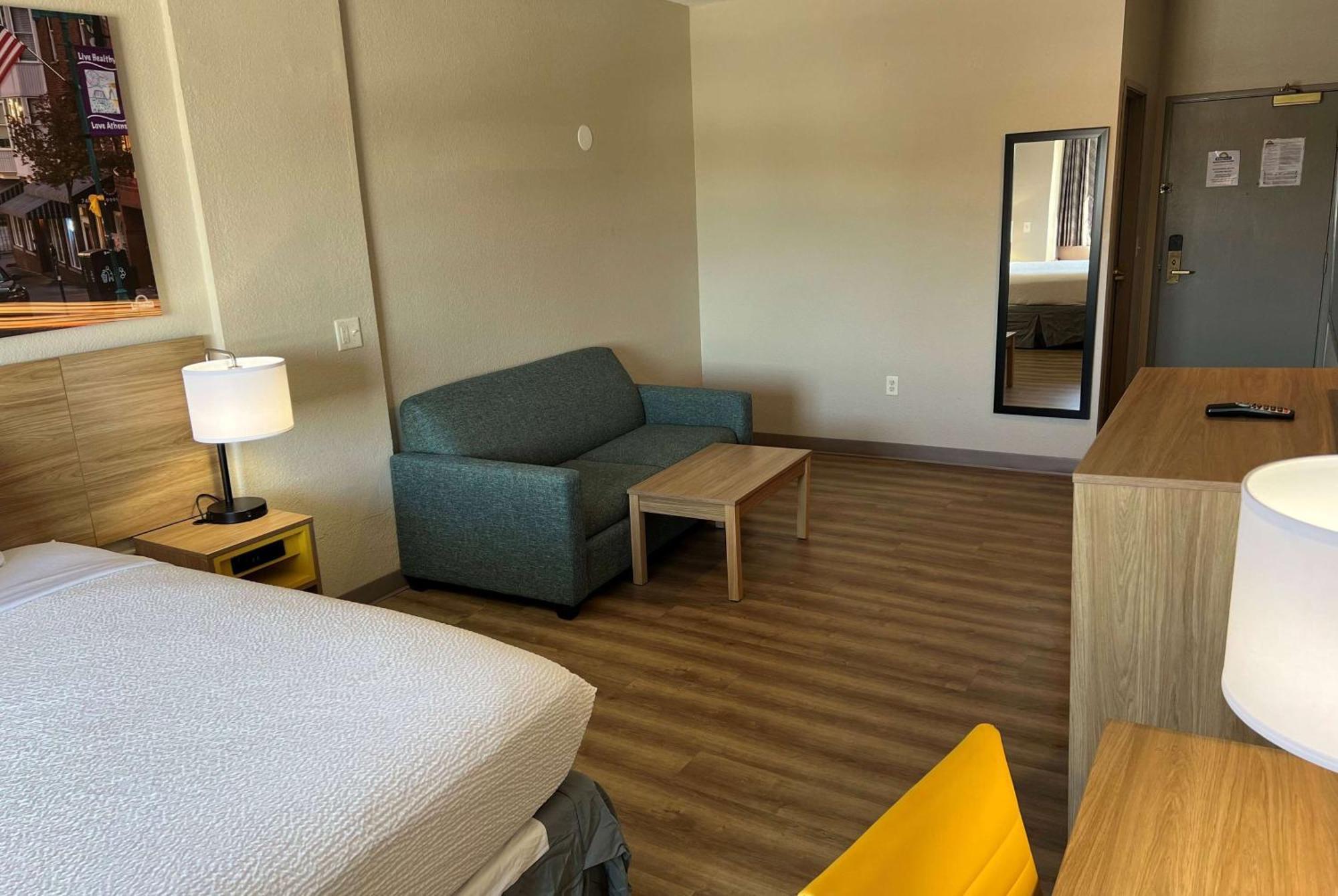 Days Inn By Wyndham Near Kansas Speedway Kansas City Bagian luar foto