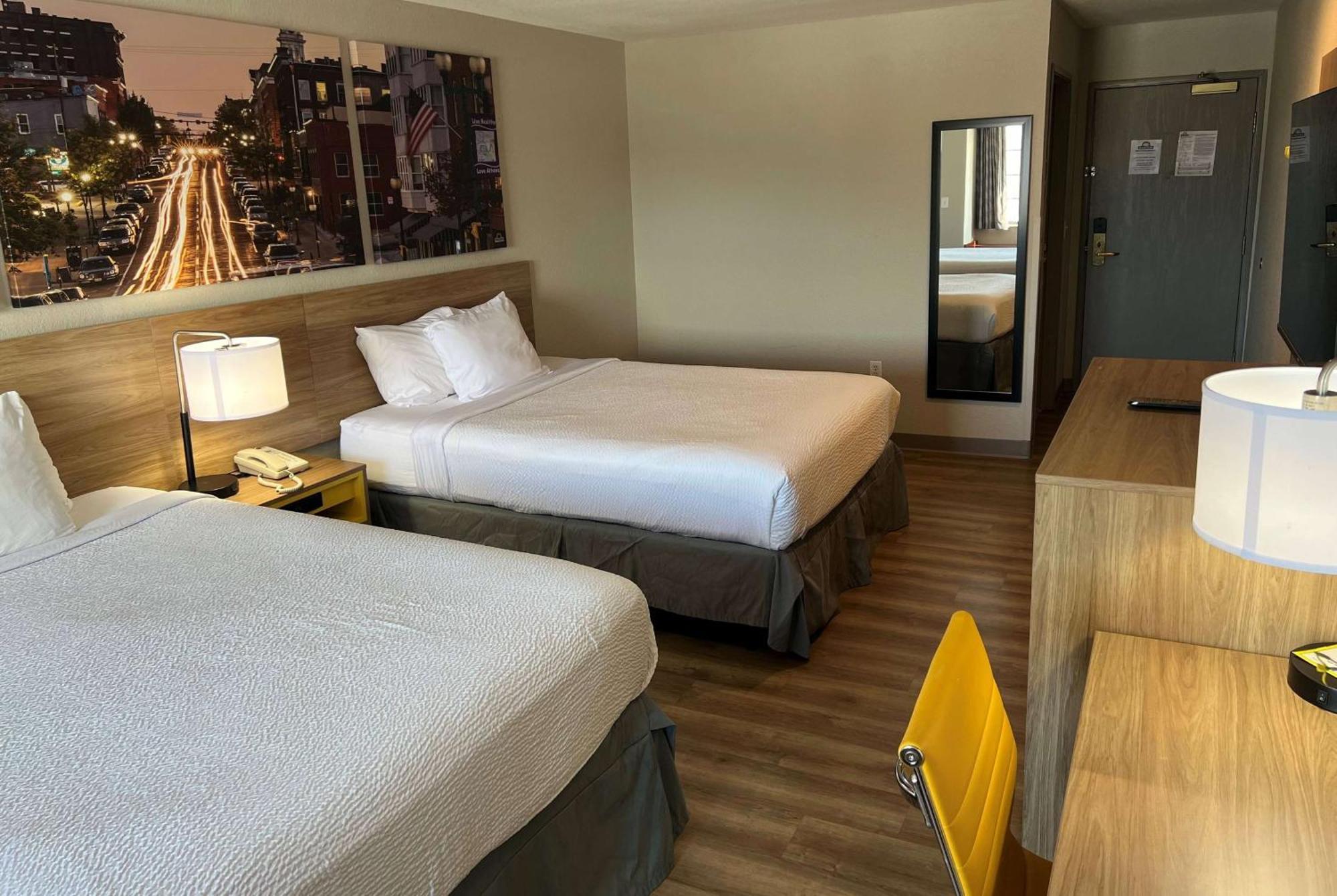 Days Inn By Wyndham Near Kansas Speedway Kansas City Bagian luar foto