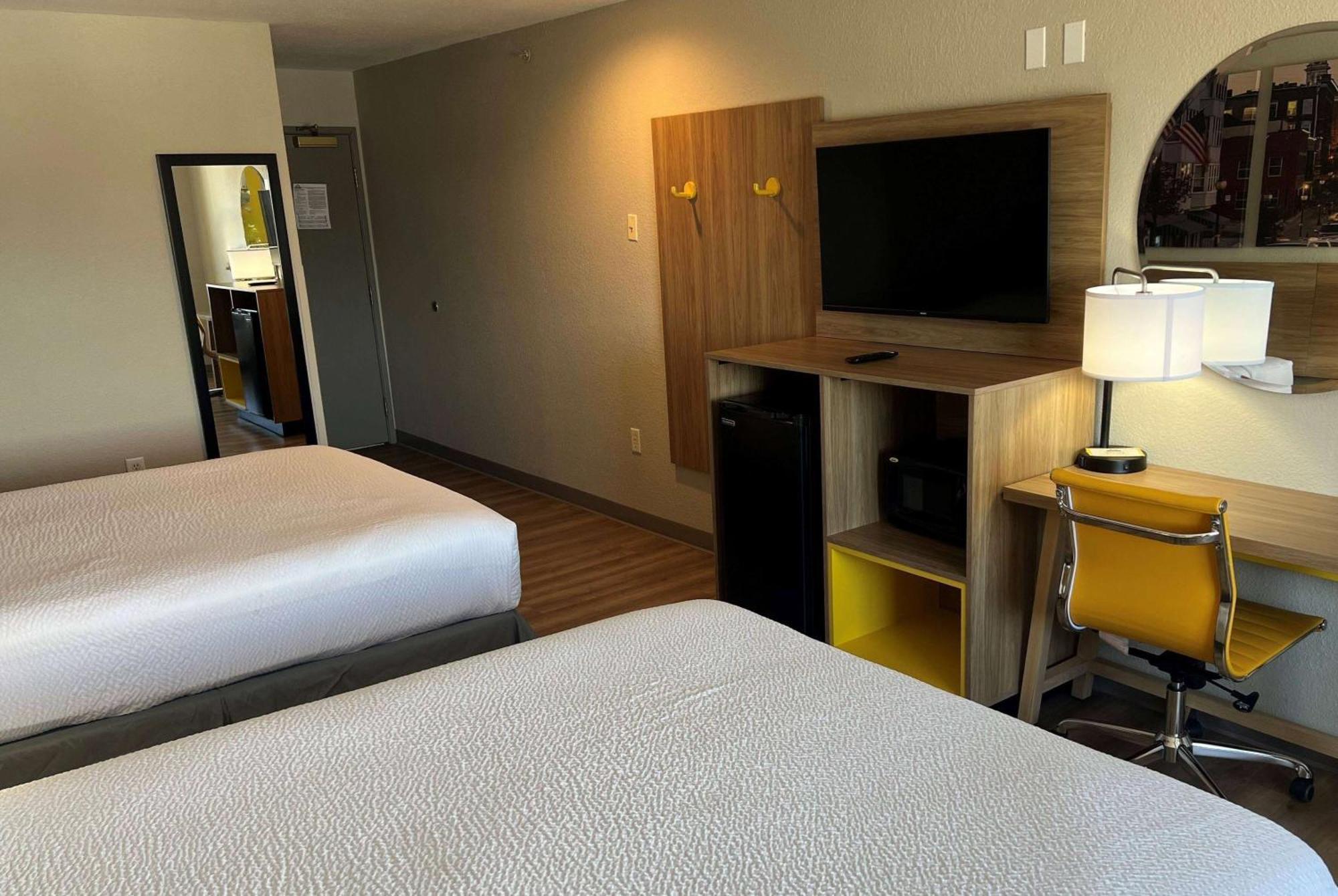 Days Inn By Wyndham Near Kansas Speedway Kansas City Bagian luar foto