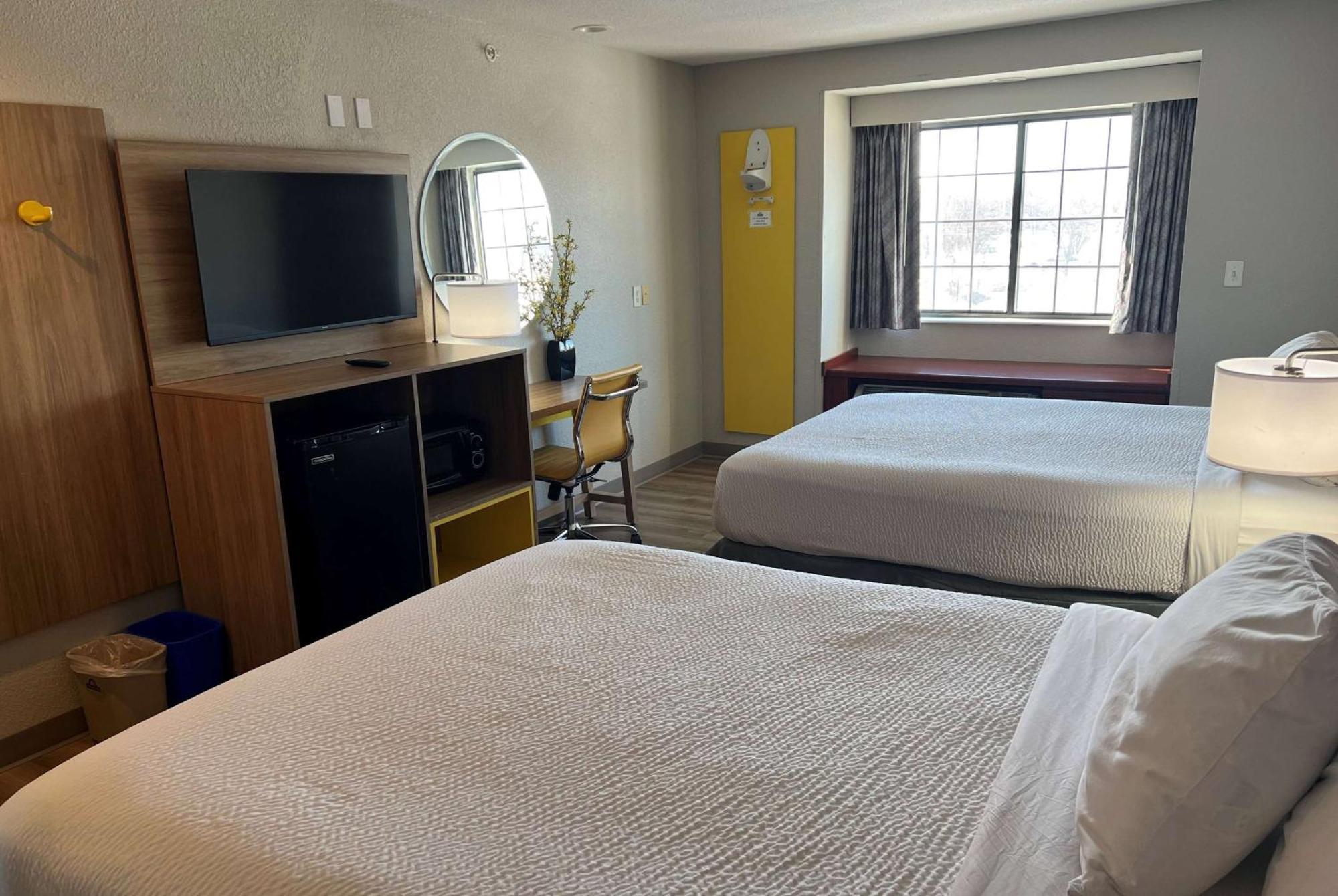 Days Inn By Wyndham Near Kansas Speedway Kansas City Bagian luar foto