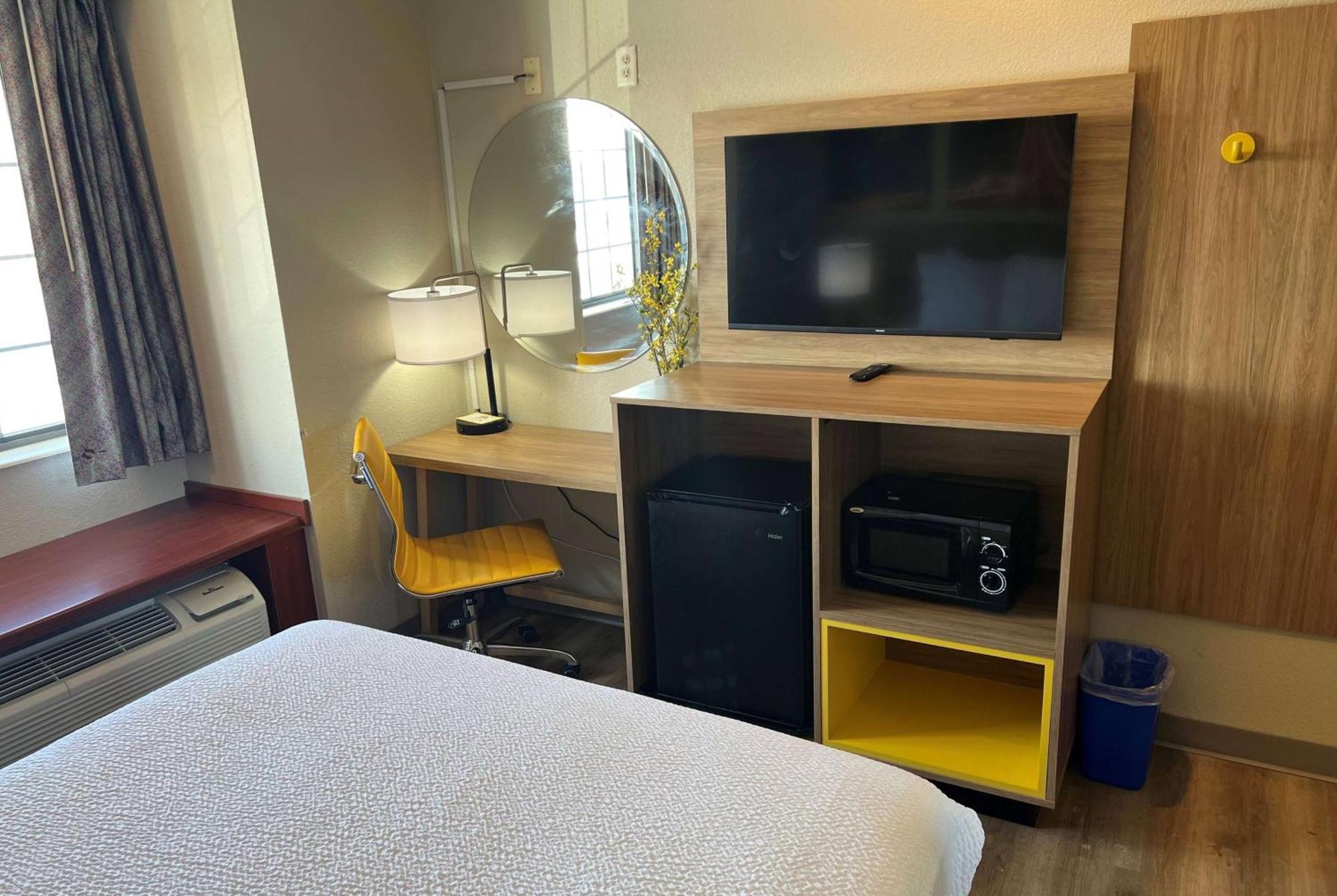 Days Inn By Wyndham Near Kansas Speedway Kansas City Bagian luar foto
