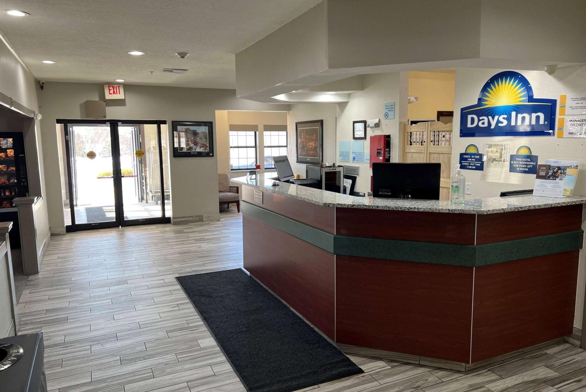 Days Inn By Wyndham Near Kansas Speedway Kansas City Bagian luar foto