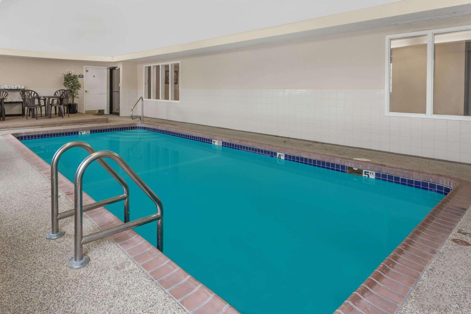 Days Inn By Wyndham Near Kansas Speedway Kansas City Bagian luar foto