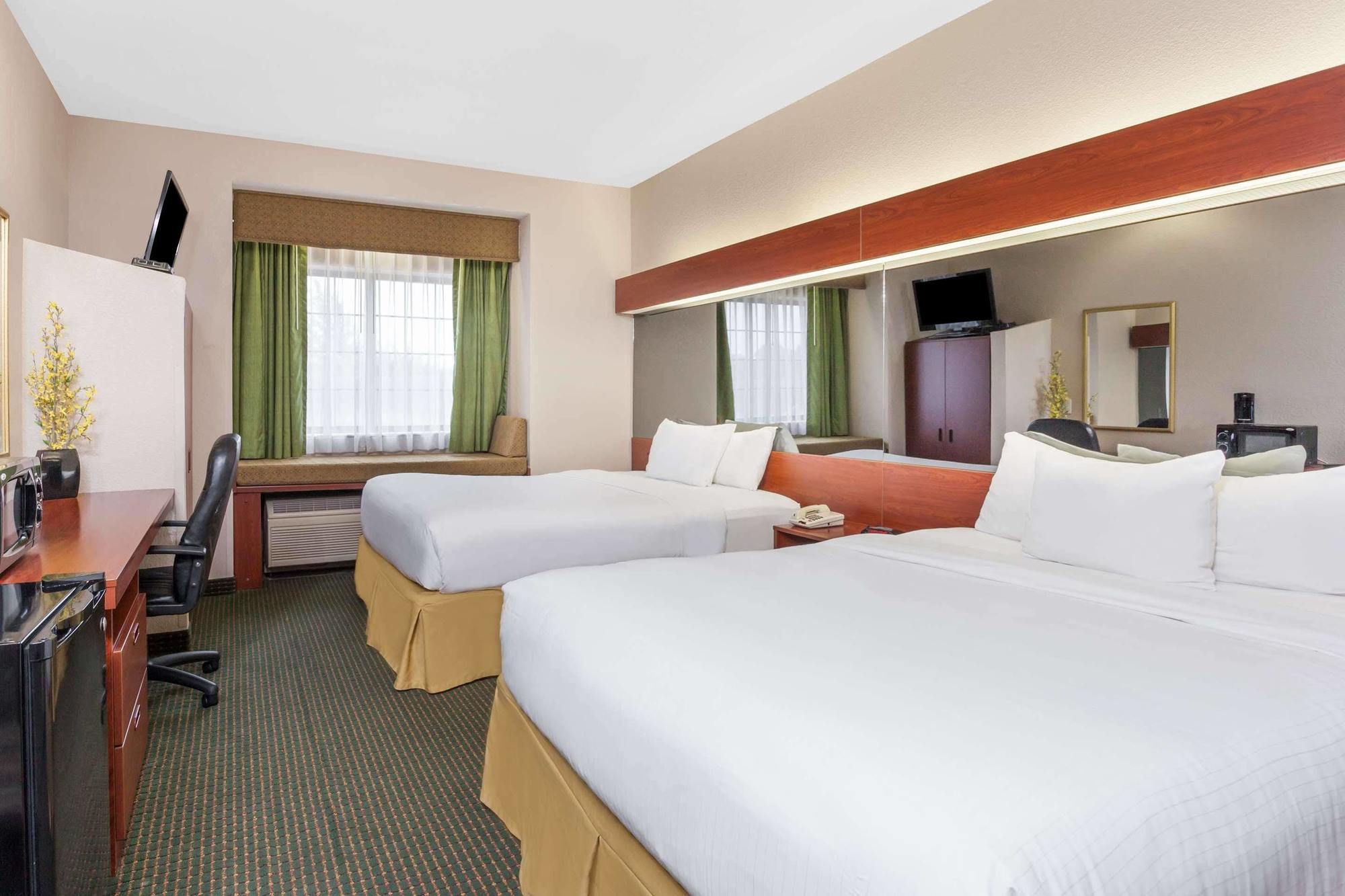 Days Inn By Wyndham Near Kansas Speedway Kansas City Bagian luar foto